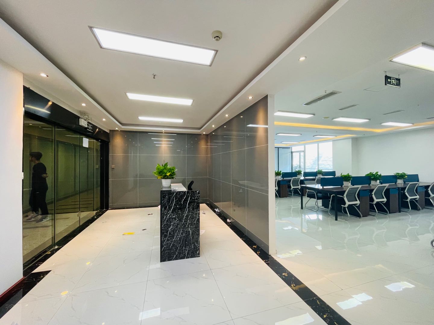 锦城广场地铁口精装办公室311平5隔间24工位新世纪环球中心全新装修随时看房
