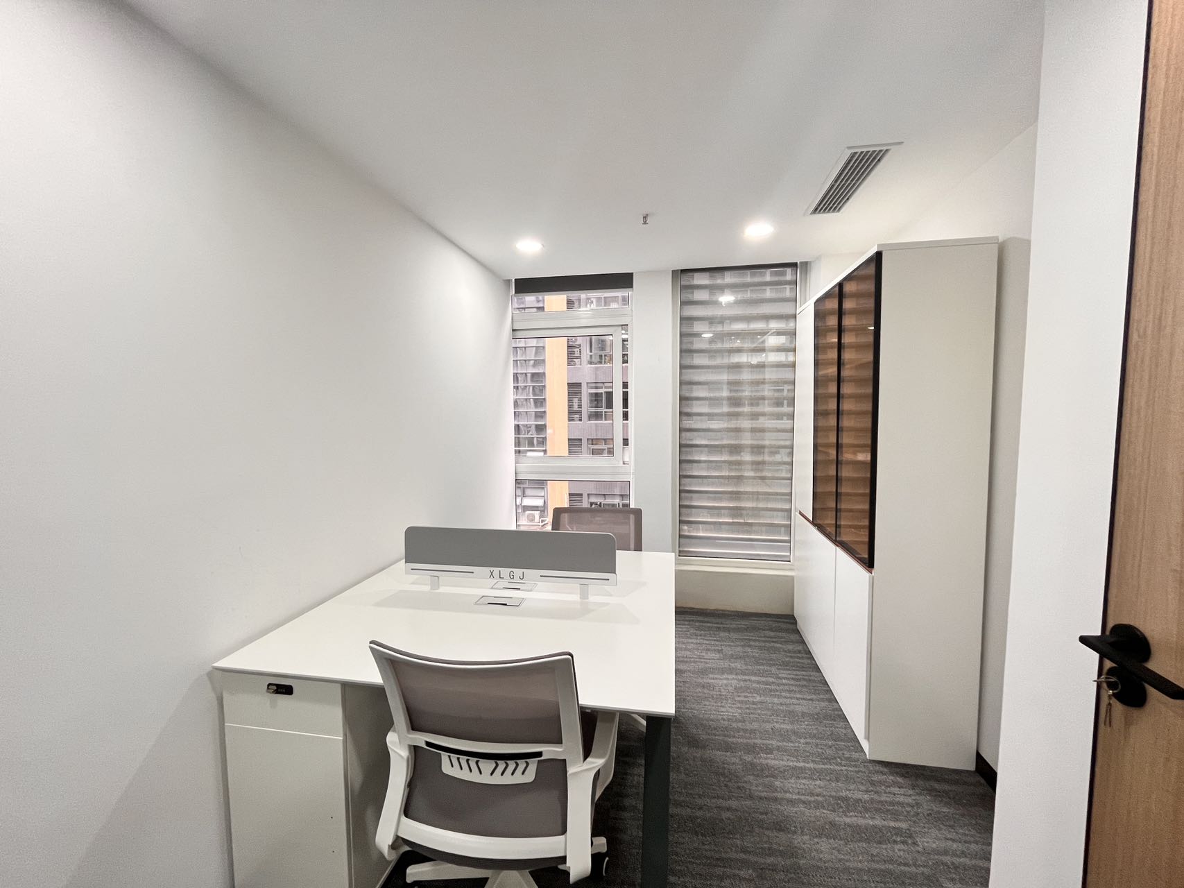 金融城5号线市一医院地铁五六百米 180平 4隔间16工位 双面采光 24小时空调 园区办公 天府新谷办公室出租