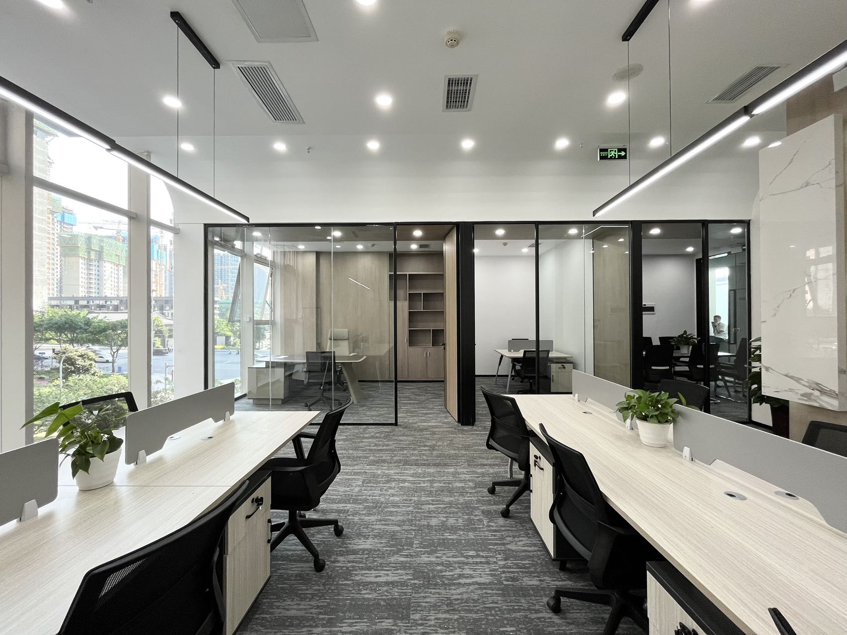 攀成钢精装小面积 按套出租 3隔间12工位 报价含物业费 24小时空调 落地窗 天廊T66办公室出租