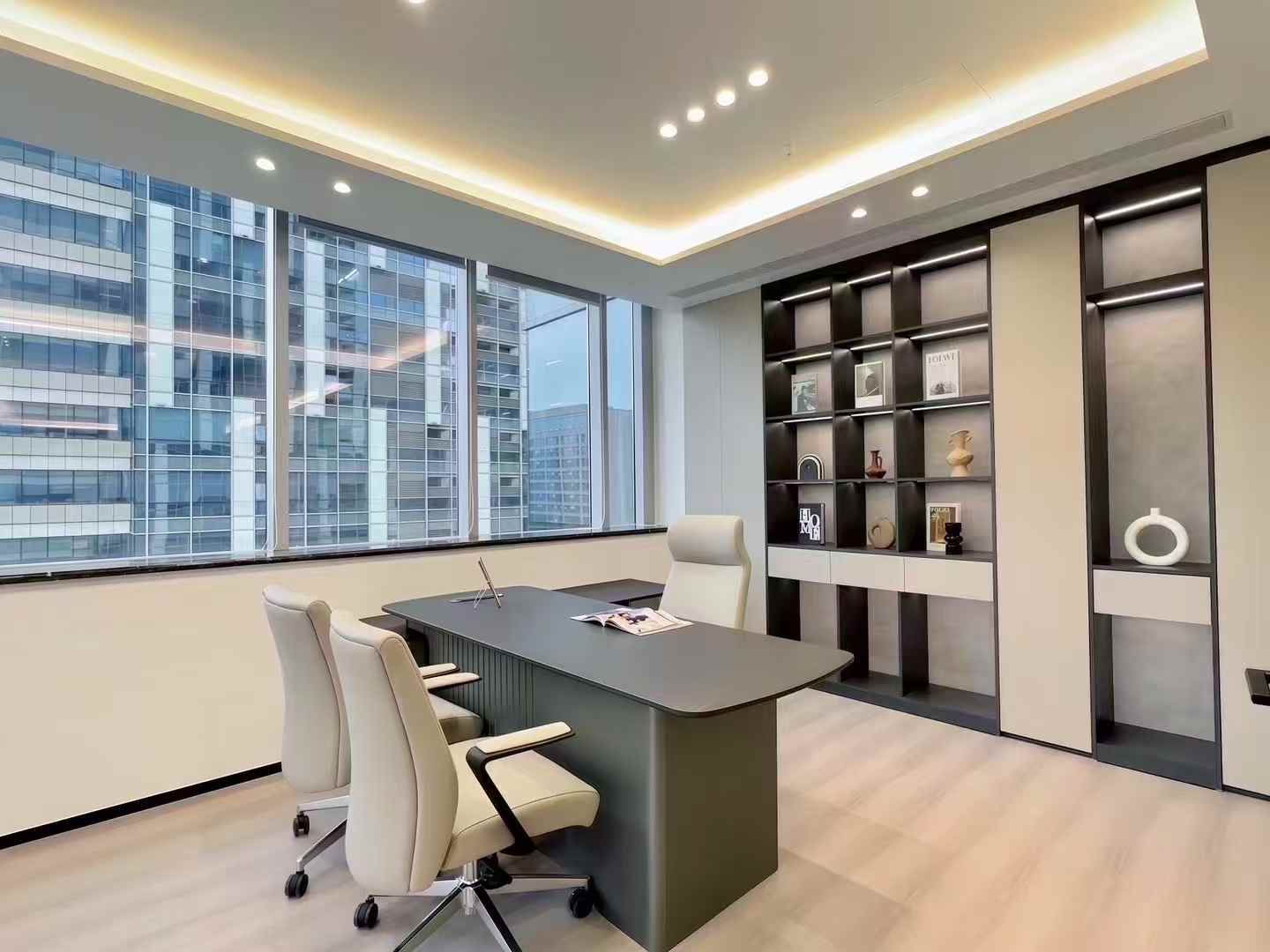 高新孵化园三地铁线交汇 交通位置非常方便 按套出租 6隔间18工位 户型方正  含物业费 奥克斯办公室出租