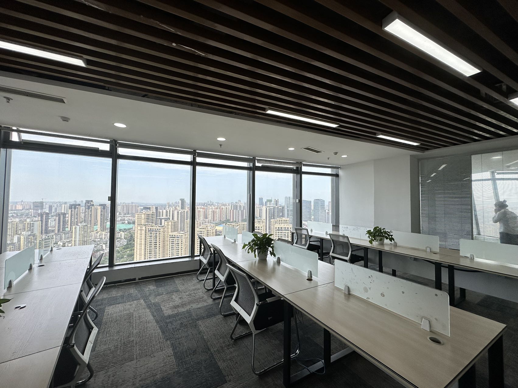 成华区杉板桥版块 192平方 3隔间24工位 采光视野巴适 可配置家具 多弗国际办公室出租