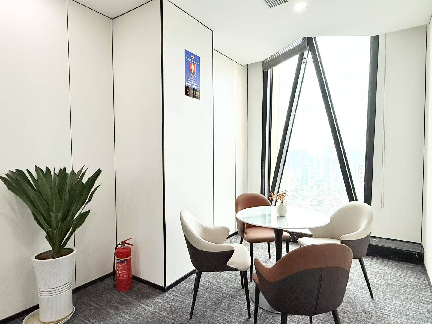 人民北路甲级楼盘 高区电梯口户型 564平 7隔间40工位 24小时空调 价格还可以聊  北成8号办公室出租