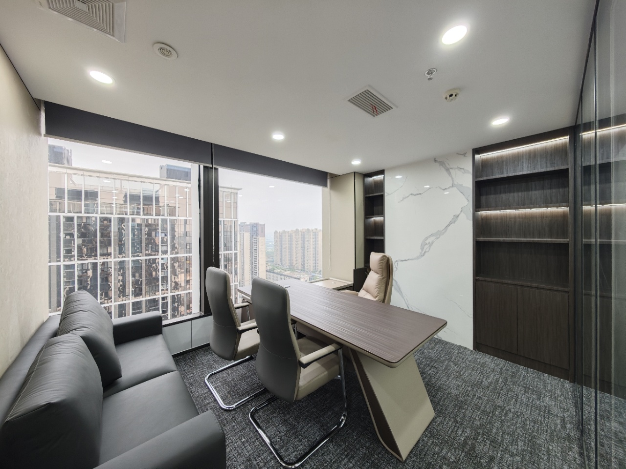 火车南站创业小户型 1隔间10工位带形象墙 交通方便 含物业费 安格斯国际办公室出租