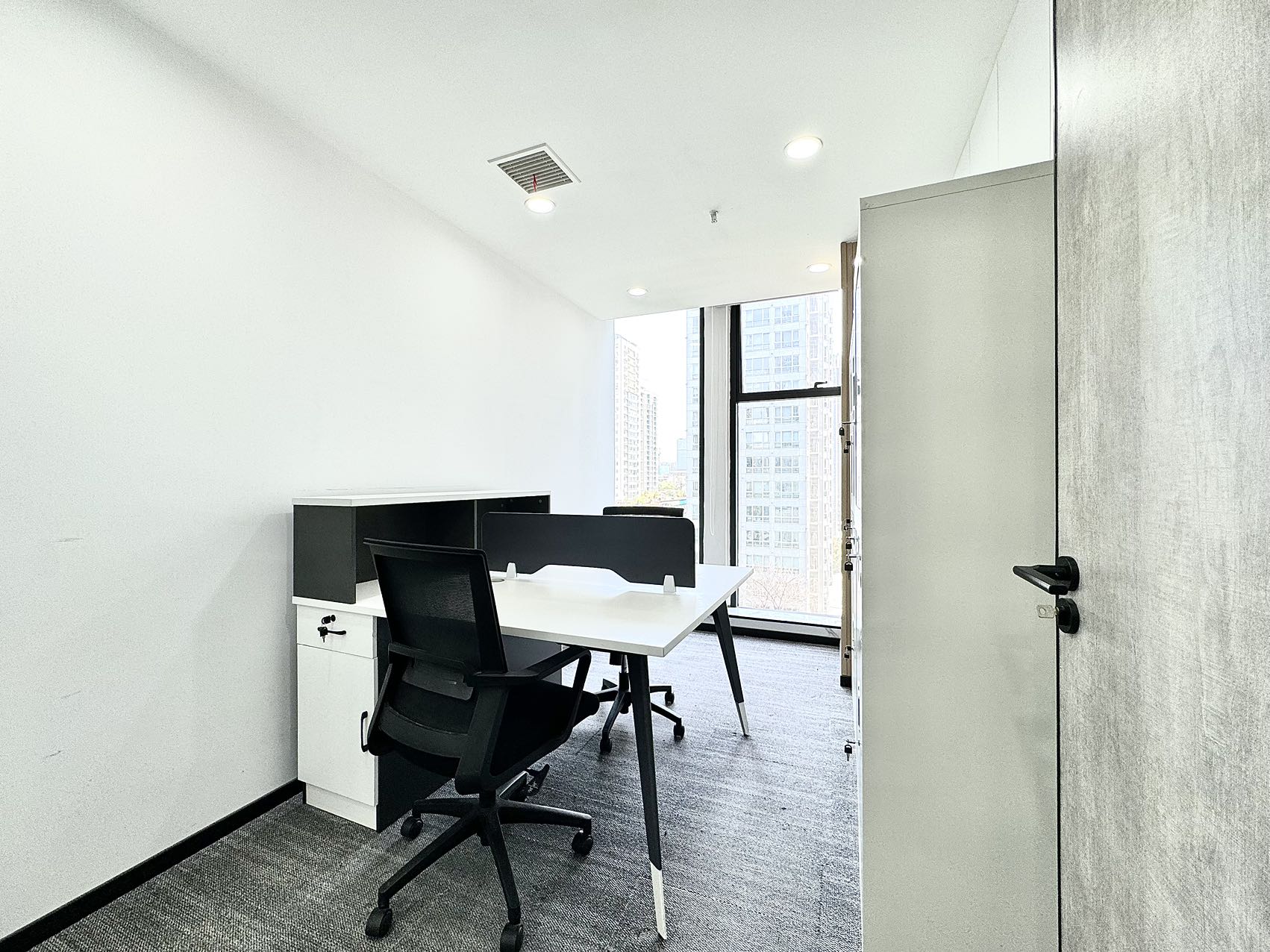 桐梓林地铁口 现代新中式风格 4隔间32工位 按套出租 大气老板间 报价含物业费 新希望大厦办公室出租