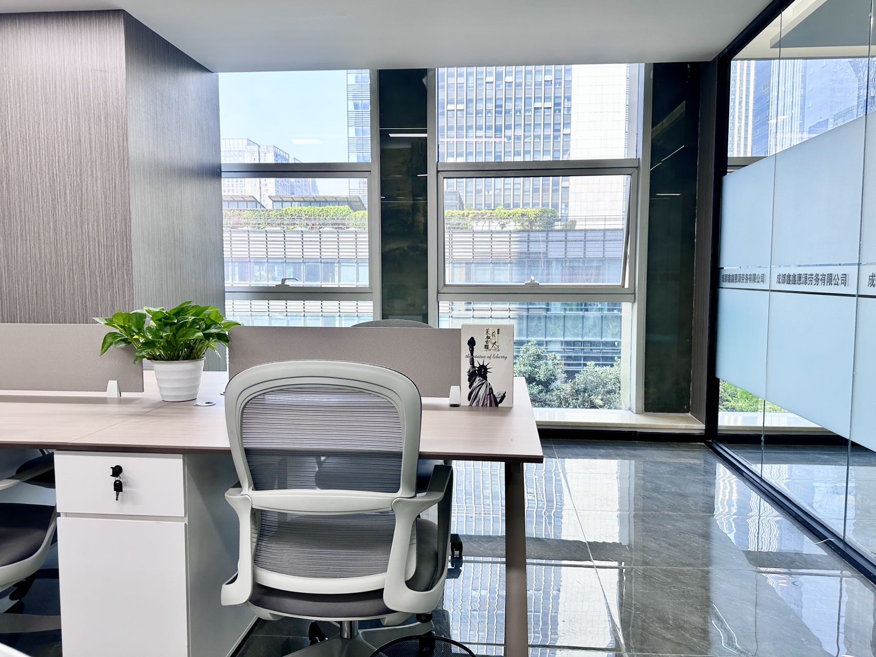 高新天府三街超甲楼宇 202平产权面积 5隔间18工位 户型方正 低区电梯口 无加时费 节能大厦办公室出租