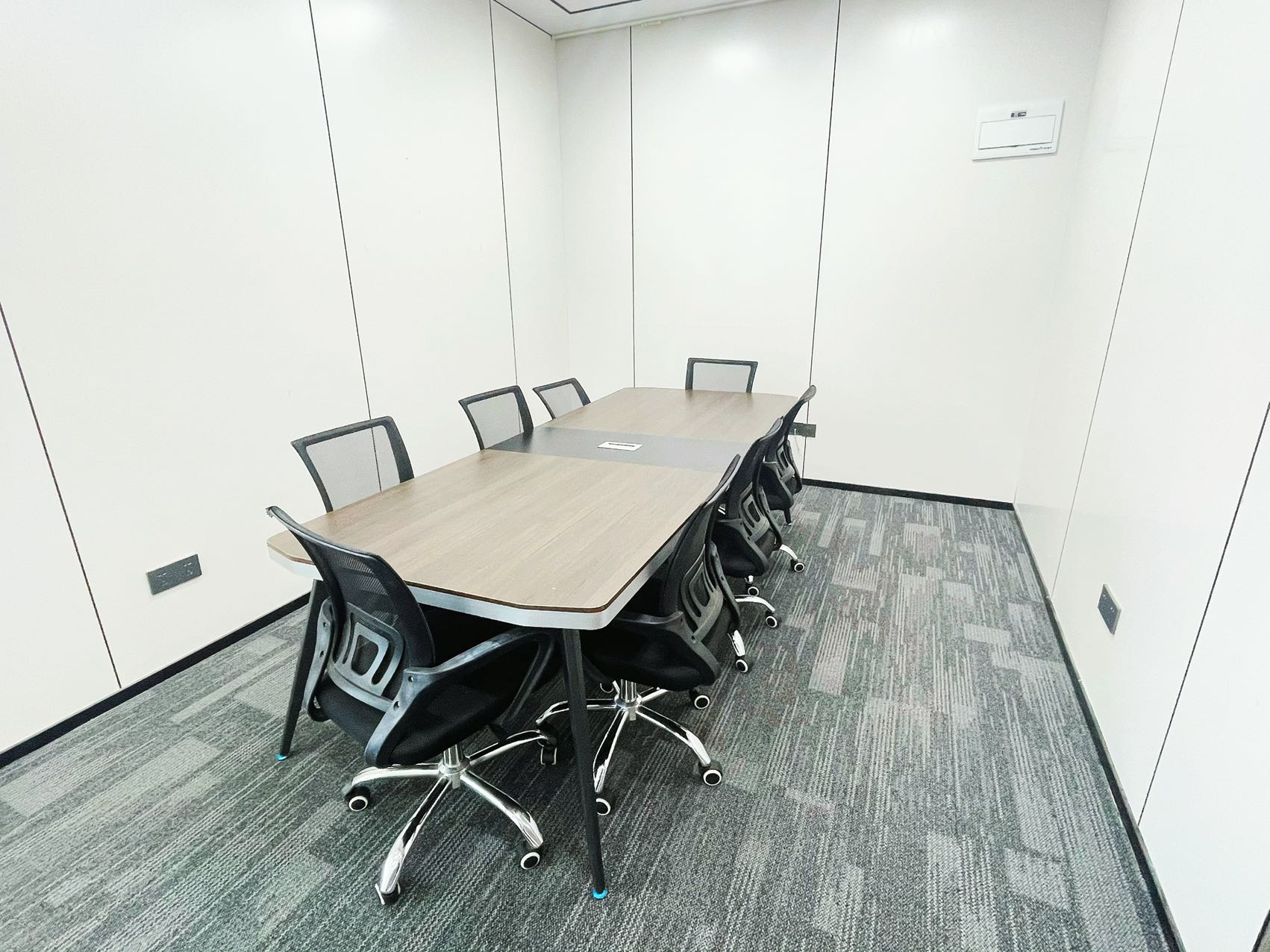 8号线十里店地铁三四百米 套租小面积 3隔间11工位 双面采光 视野巴适 24小时空调 报价含物业费 龙光世纪办公室出租