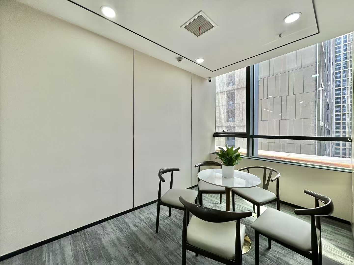 天府新区紧邻高新 带大露台 地铁口 正对电梯口 420平 7隔间20工位 所见如所得 蓝润置地广场办公室出租