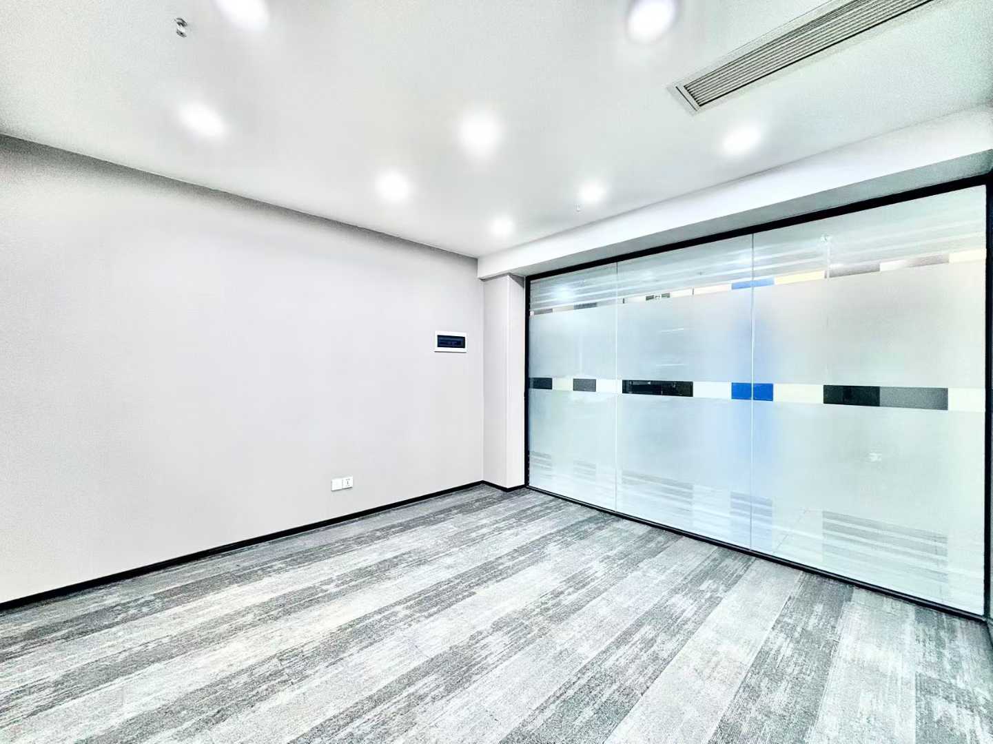 天府三街甲级 145平方 3隔间19工位 采光面大落地玻璃 朝南视野无遮挡 香年广场办公室出租