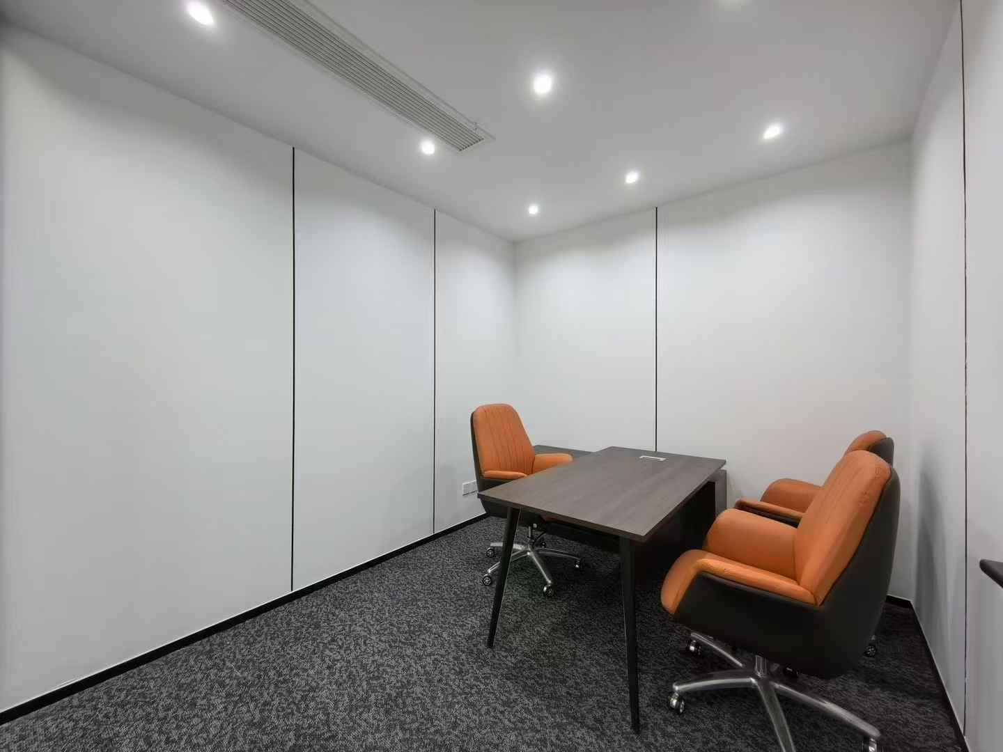 天府三街地铁口无加时费楼盘 197平 5隔间18工位 带会议室 报价含物费带家具 新希望国际办公室出租