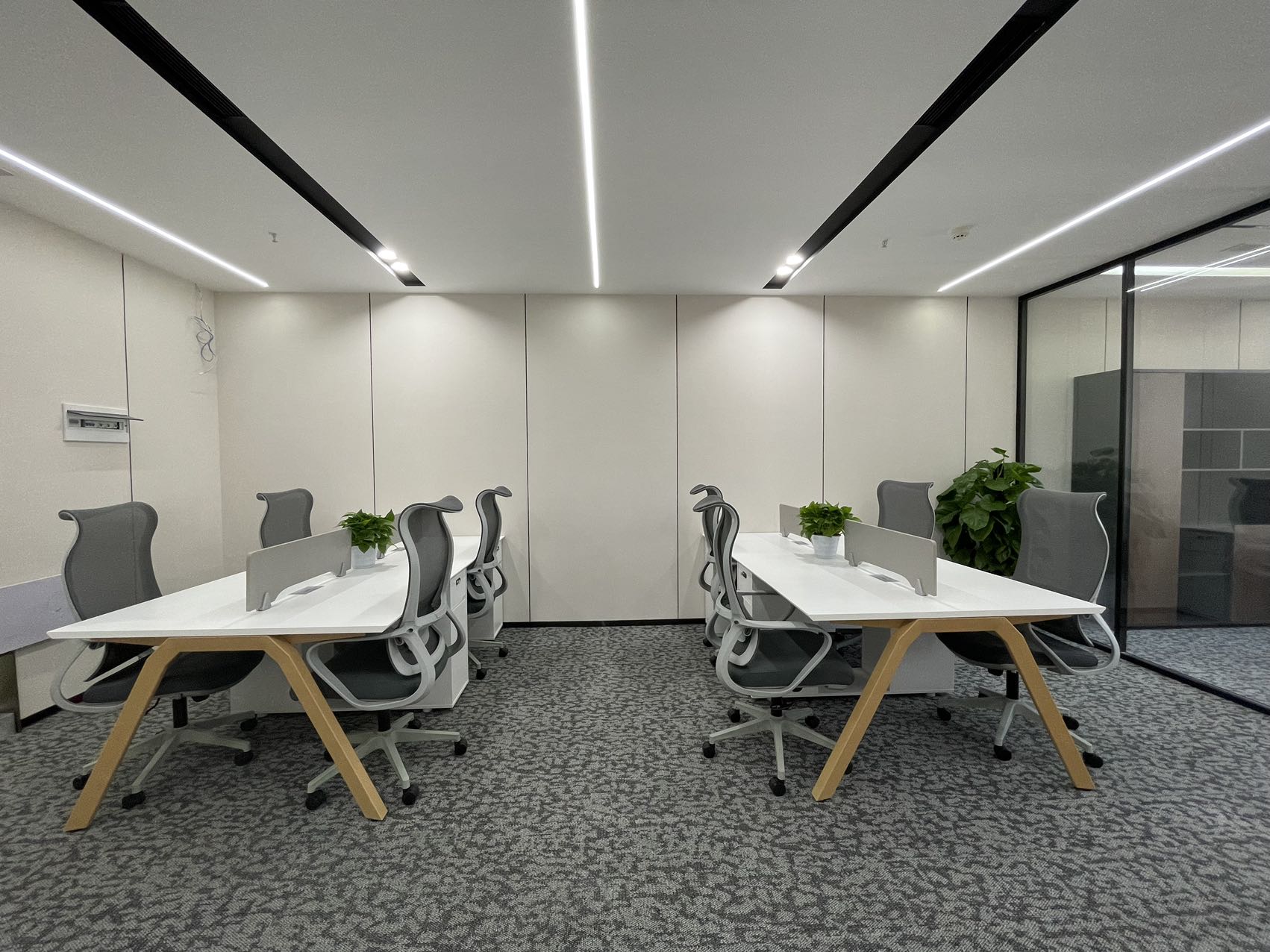 天府四街精选优质创业户型 1隔间12工位/2隔间6工位 报价含物业费 拎包入住 航兴国际办公室出租