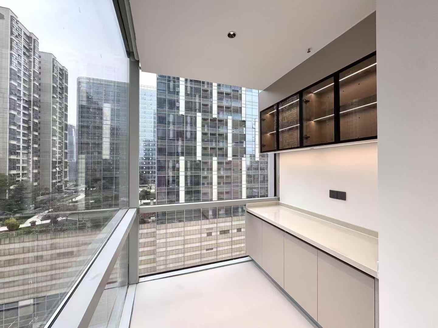 高新区孵化园三地铁交汇 交通方便 206平方 3隔间30工位 24小时空调 含物业费 东南双面采光 奥克斯广场办公室出租