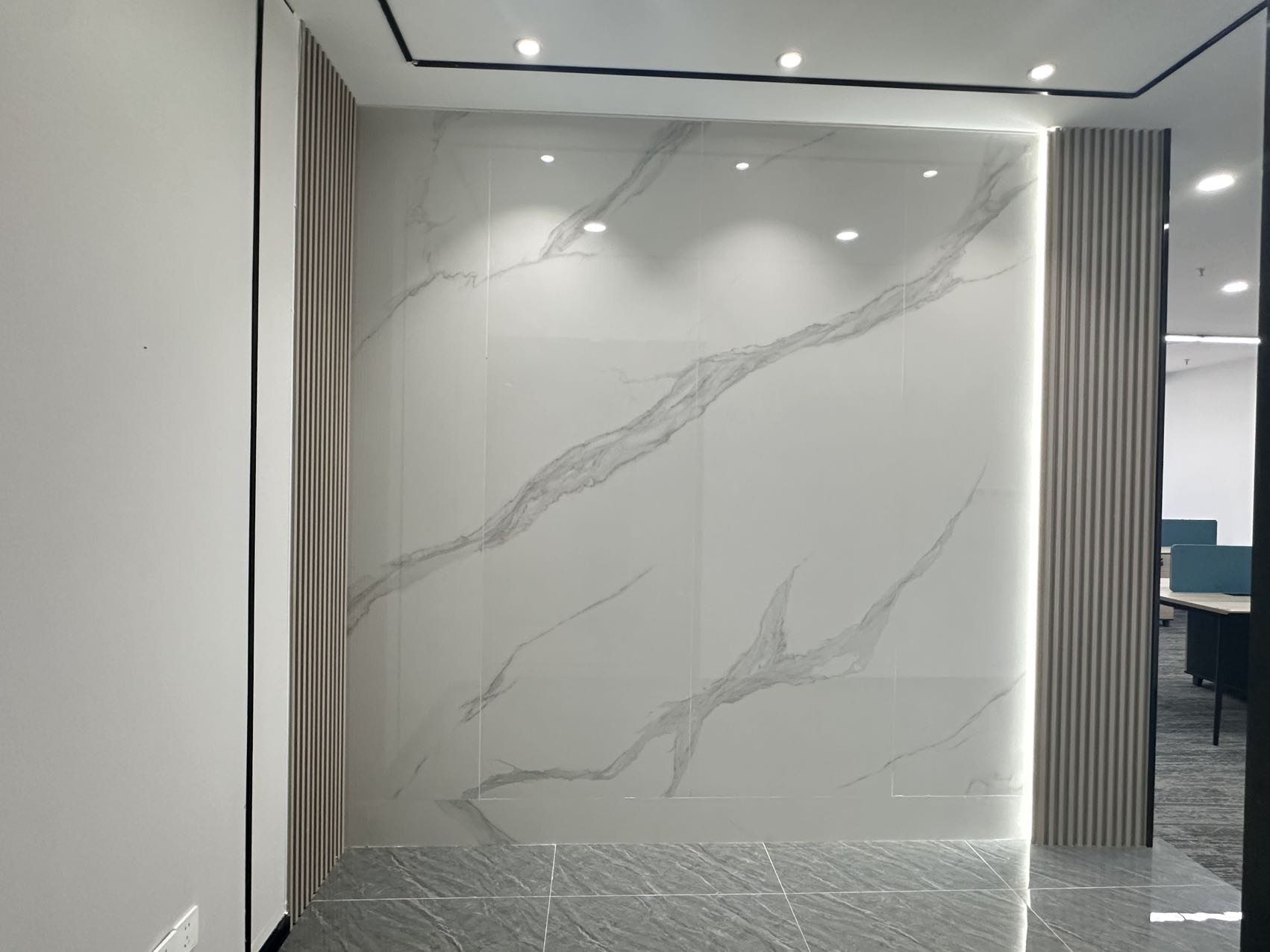 成华区前锋路 李家沱位置 135平方 2-3隔间16-20工位 高区精装带家具 协信中心办公室出租