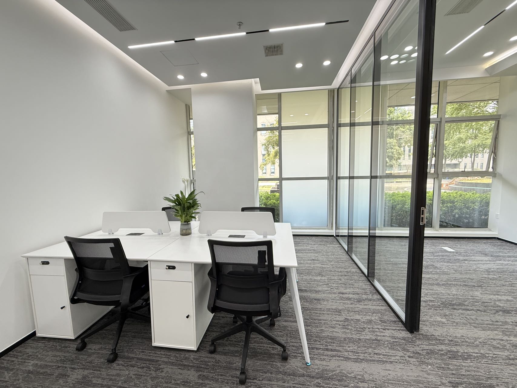 高新区软件园精选创业/办事处优质小户型 1楼不需要等电梯 园区环境巴适 2隔间6工位 先到先得 软件园办公室出租