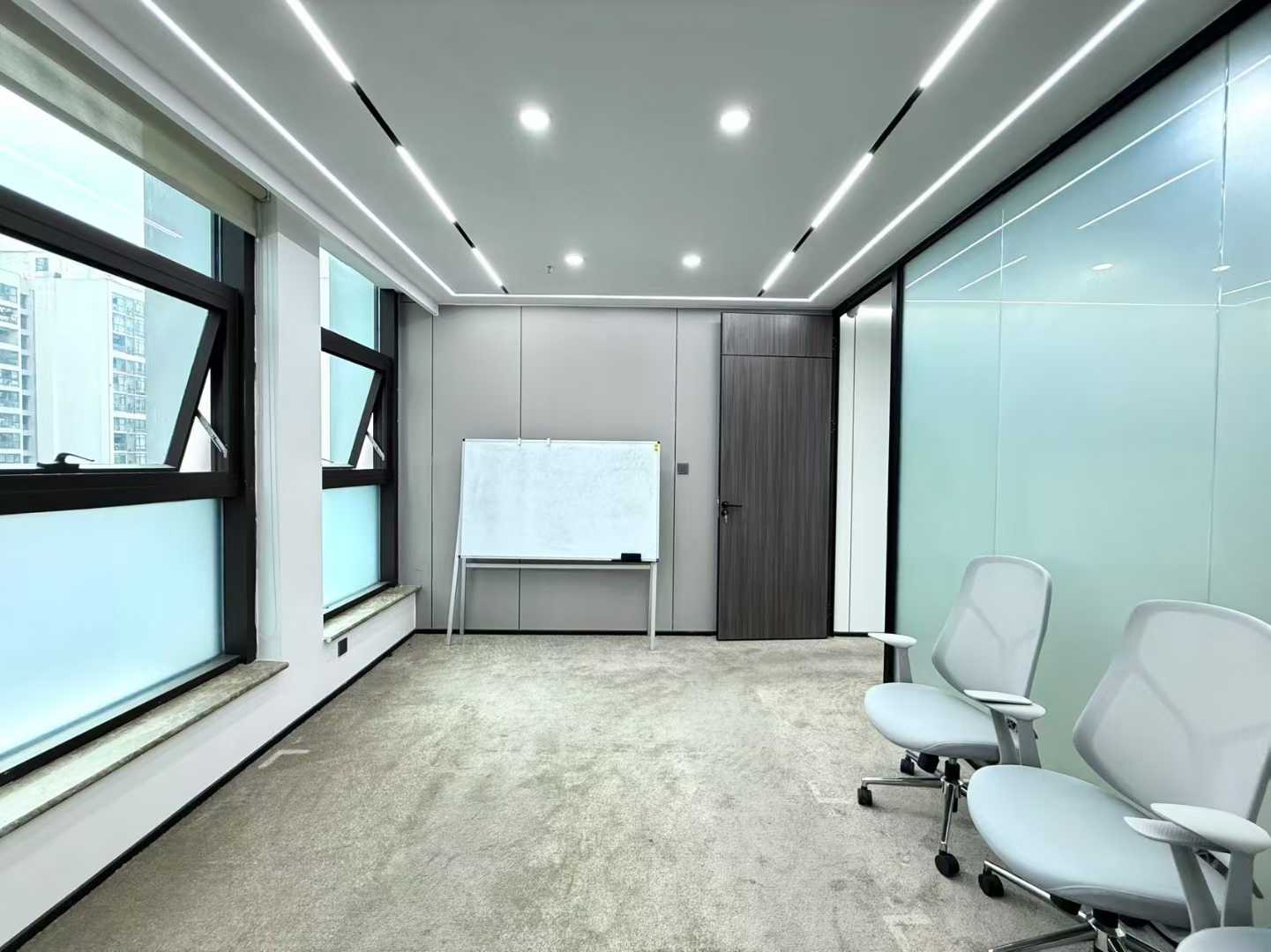 金融城孵化园创业小面积 85平 1隔间12工位带形象墙 三线交汇 24小时空调 小而精致 中航国际交流中心办公室出租