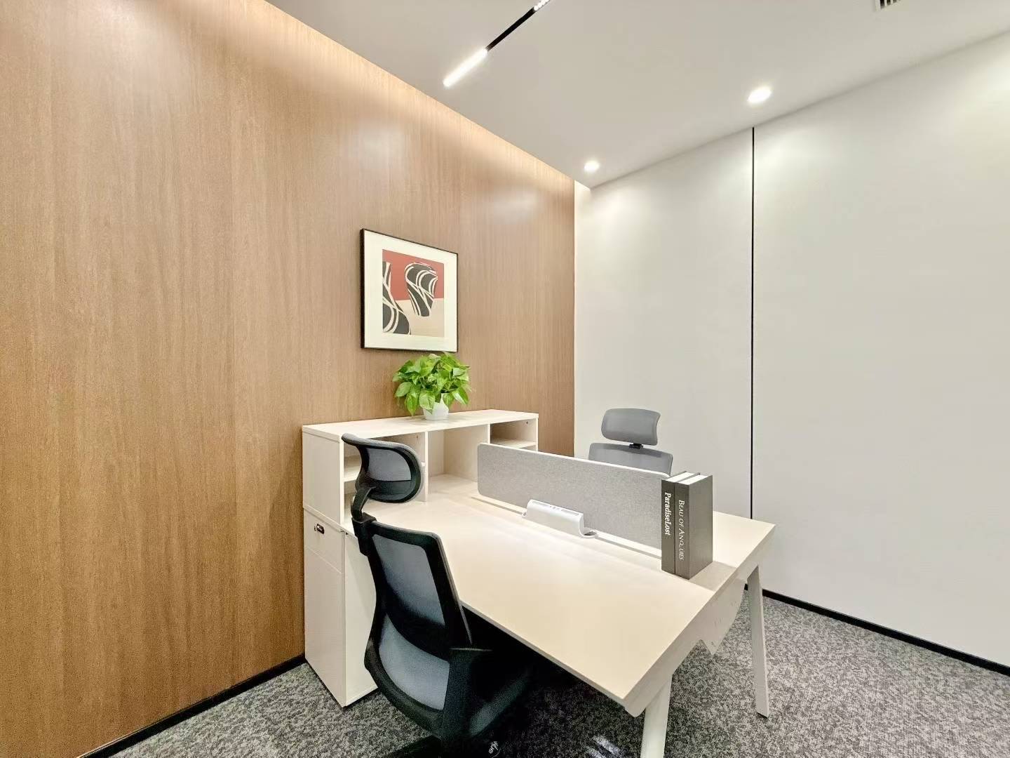 高新区世纪城地铁口 精装小面积 3隔间8-10工位 报价含物业费 大气老板间 东方希望天祥办公室出租