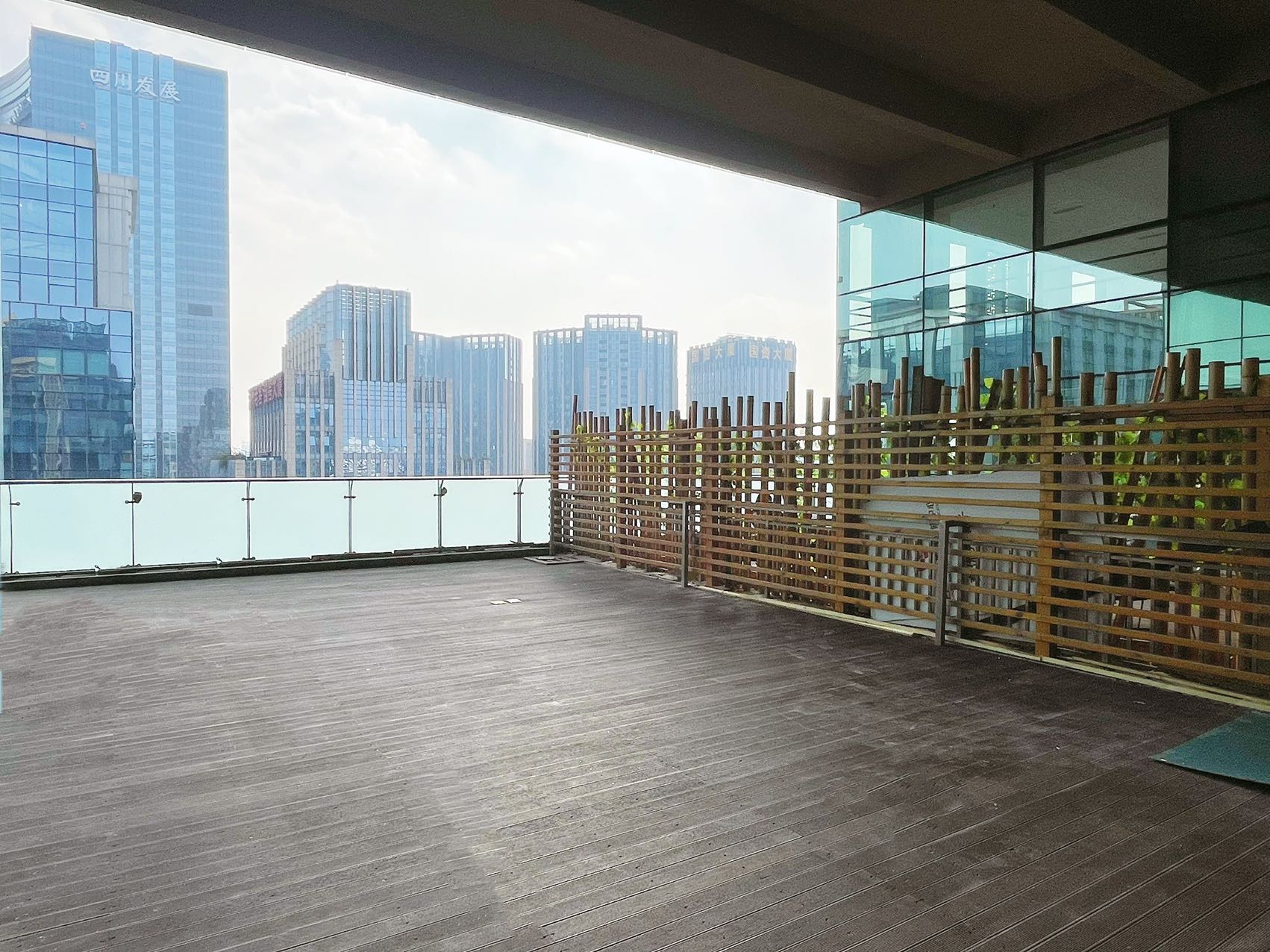 世纪城蜀都二级精装好房 6隔间1会议室40工位 带阳台 电梯口 通上下水 蜀都中心办公室出租