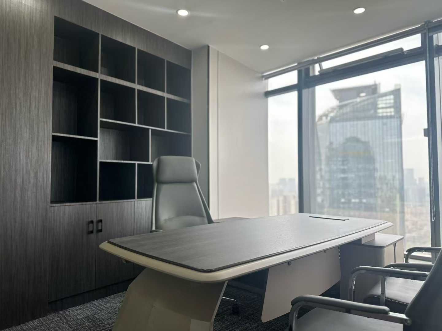 成华区紧邻东郊记忆 杉板桥地铁四五百米 326平方 6隔间28工位 高区视野无遮挡 精装带家具 多弗国际办公室 出租