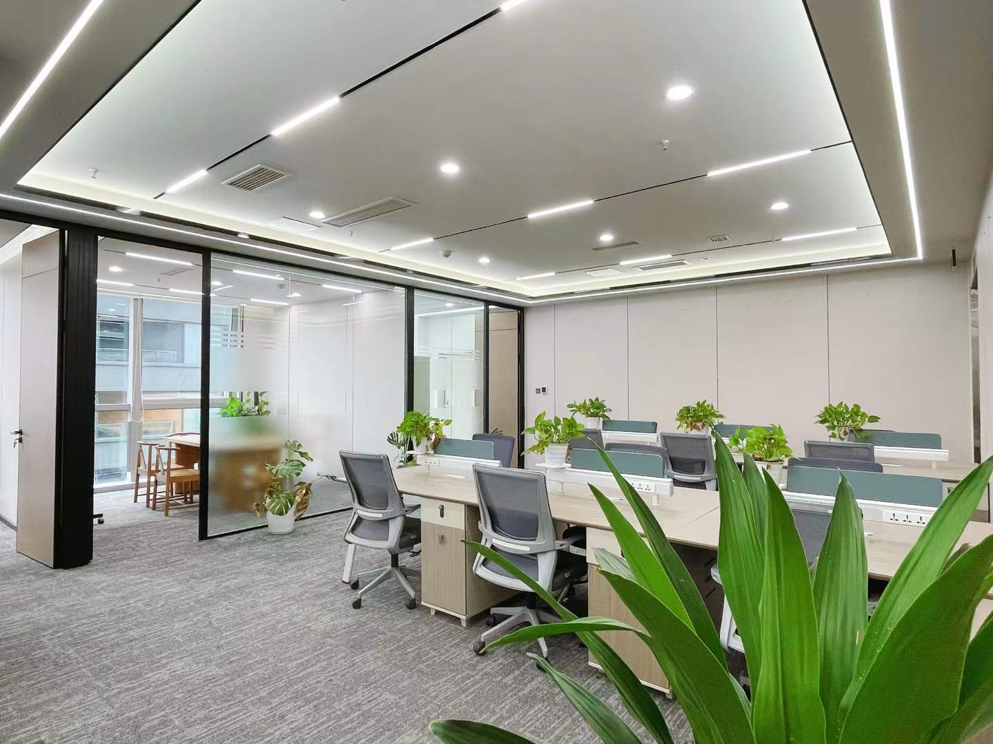 金融城誉峰国际M3电梯口小户型 3隔间16工位 24小时候空调 工作时间灵活 昭示性好 誉峰国际办公室出租