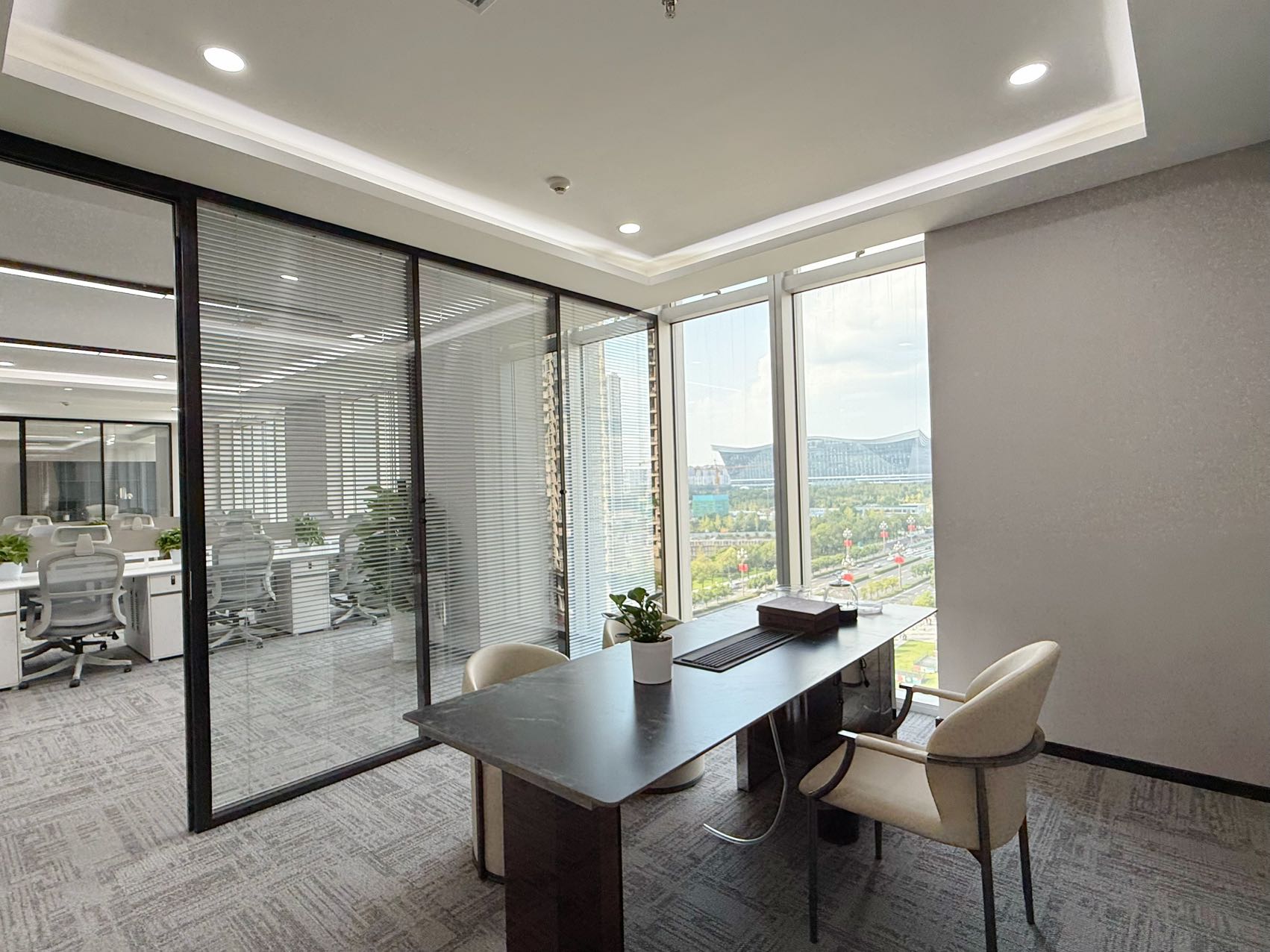 世纪城超甲楼盘 439平 6隔间36工位 视野巴适 采光面大 看天府大道 地铁口户型 棕榈泉国际中心办公室出租