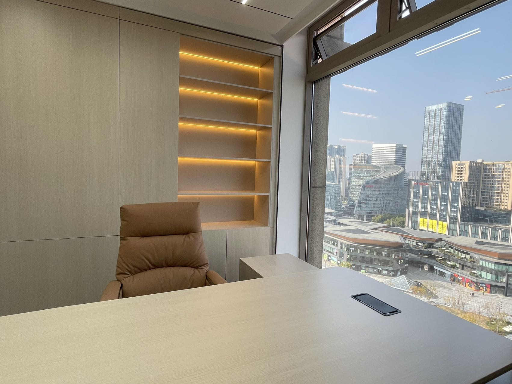 1号线世纪城地铁400米 160平方 4隔间14工位 精装带家具 工区24小时 户型方正 首东置业办公室出租