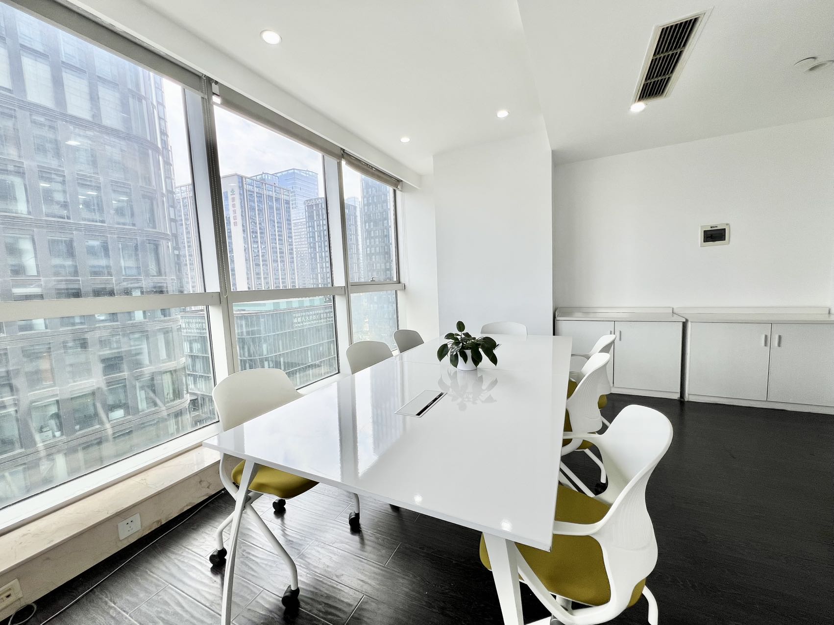 天府三街地铁两三百米 双面采光户型 238平方 1隔间30工位 可以价格见 带展柜 希顿国际广场C座办公室出租