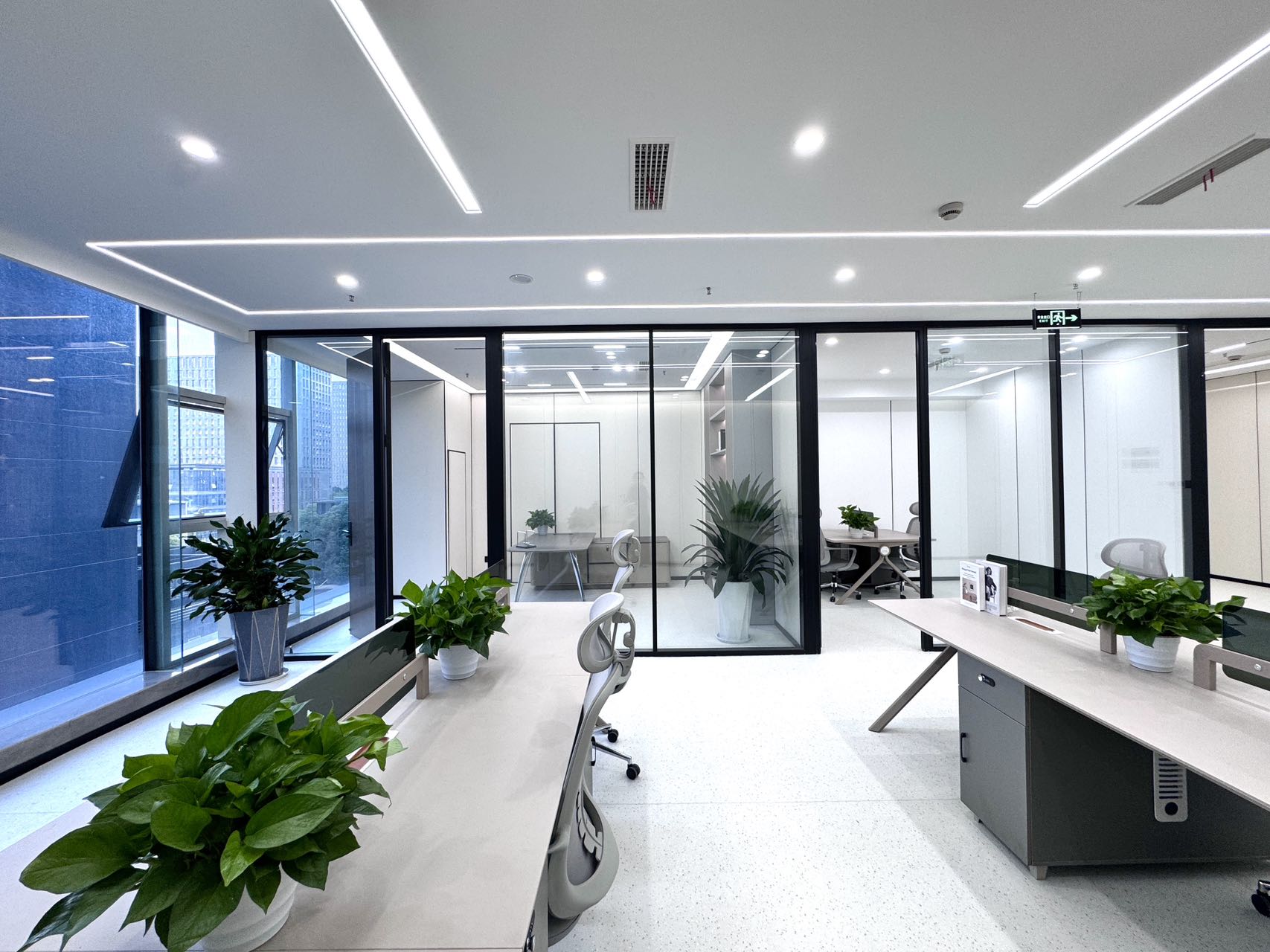 高新区5号线市一医院地铁 177平方 甲写 3隔间18工位 低区 有专用电梯 户型方正 天府新谷办公室出租