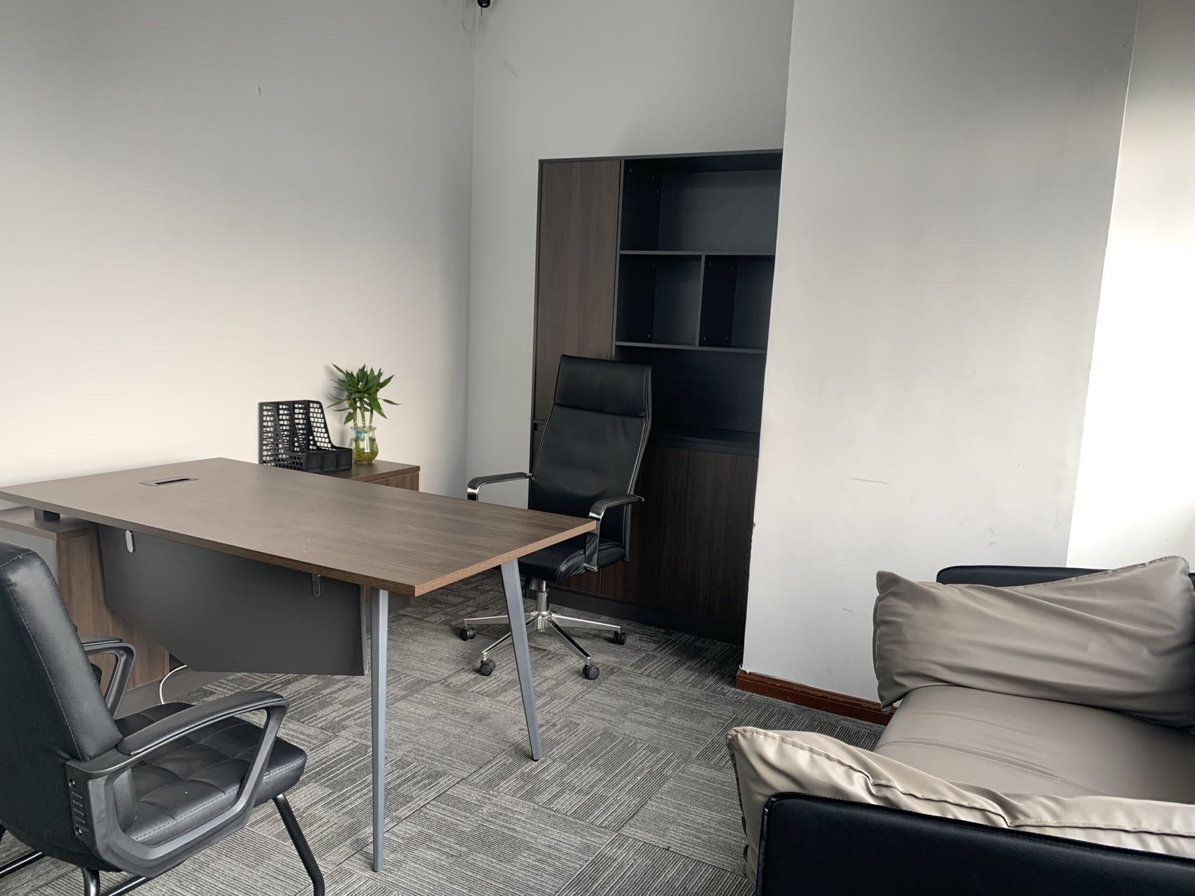 锦江区东湖公园地铁口 6隔间50工位 电梯口 带家具 含物业费 户型方正 华润广场办公室出租