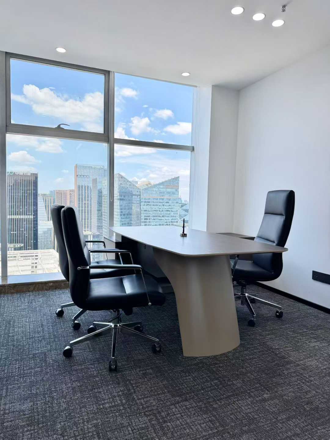 高新区天府三街甲级双面采光精装楼盘 528平方 6隔间60工位 看龙泉山 视野绝佳 香年广场办公室出租