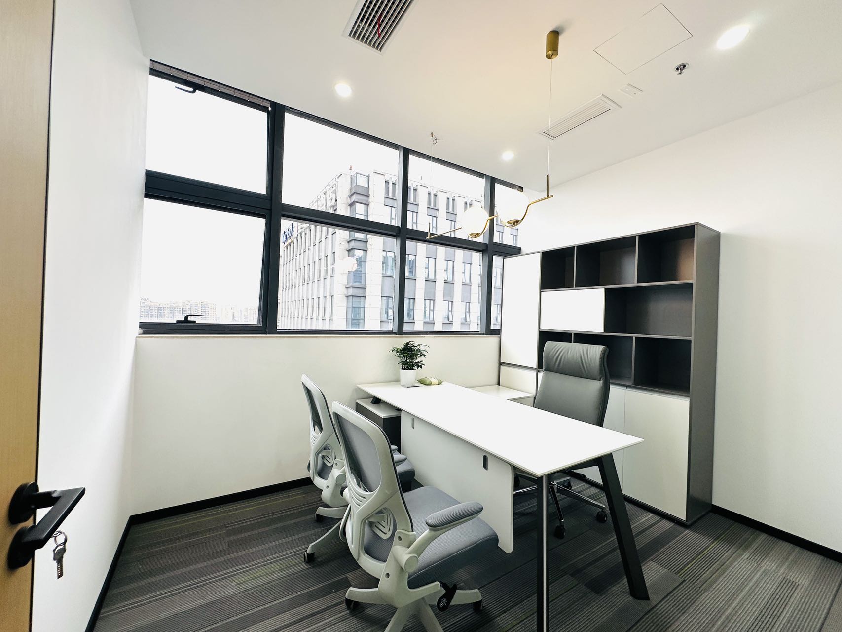 武侯区武青南路地铁四五百米 235平方 5隔间21工位 双面采光 户型反正 神州智慧天地办公室出租