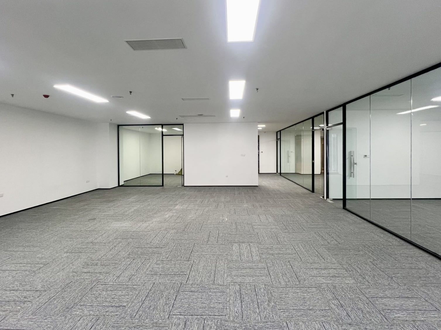 金融城甲写楼盘 电梯口 产权220平 3隔间24工位 隔间大 22%公摊小 创新时代广场办公室出租