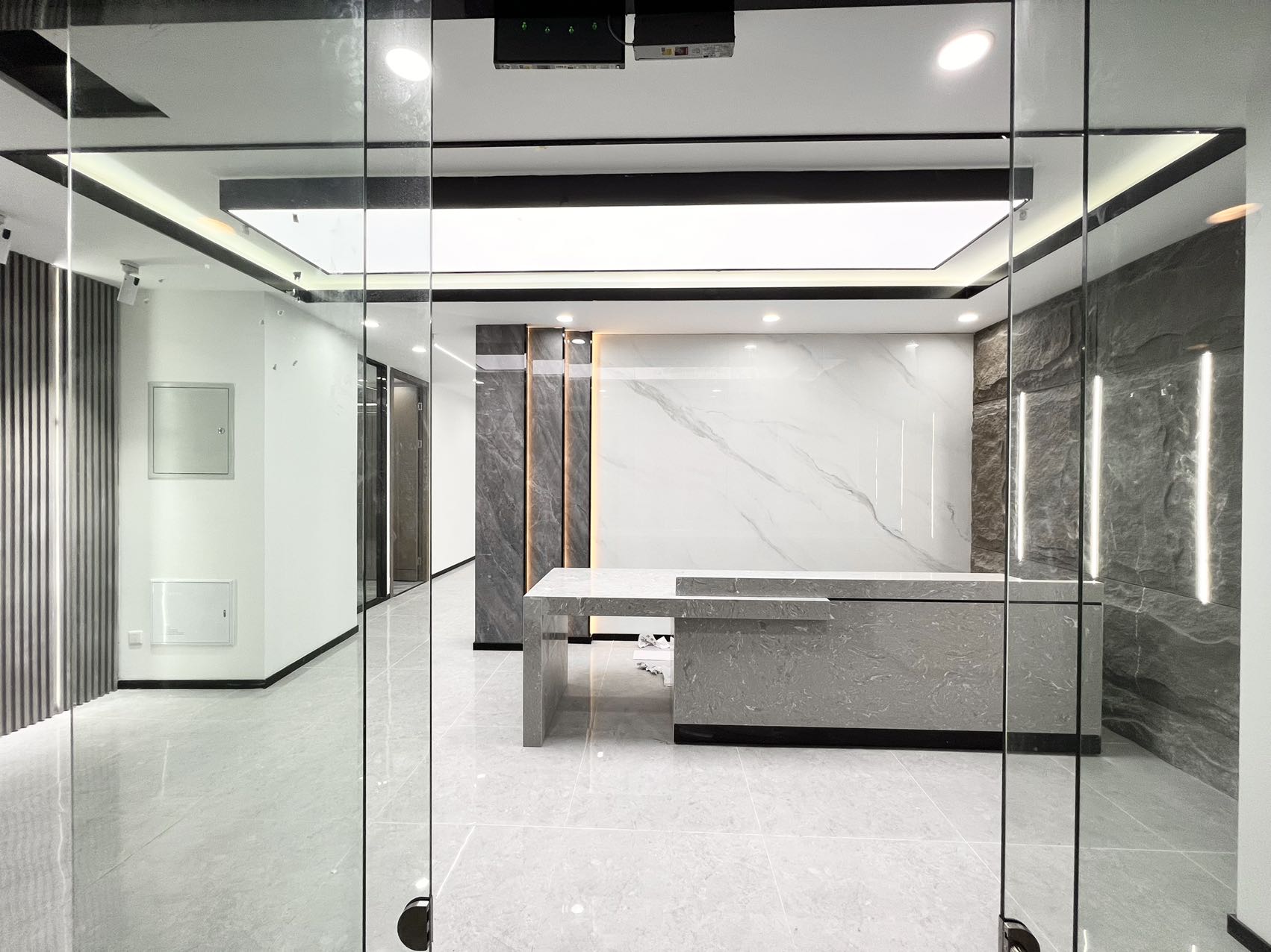 亚洲第一单体建筑环球中心 地铁口区（E区）套租 5隔间16工位 朝外视野巴适 配套丰富 含物业费 环球中心办公室出租