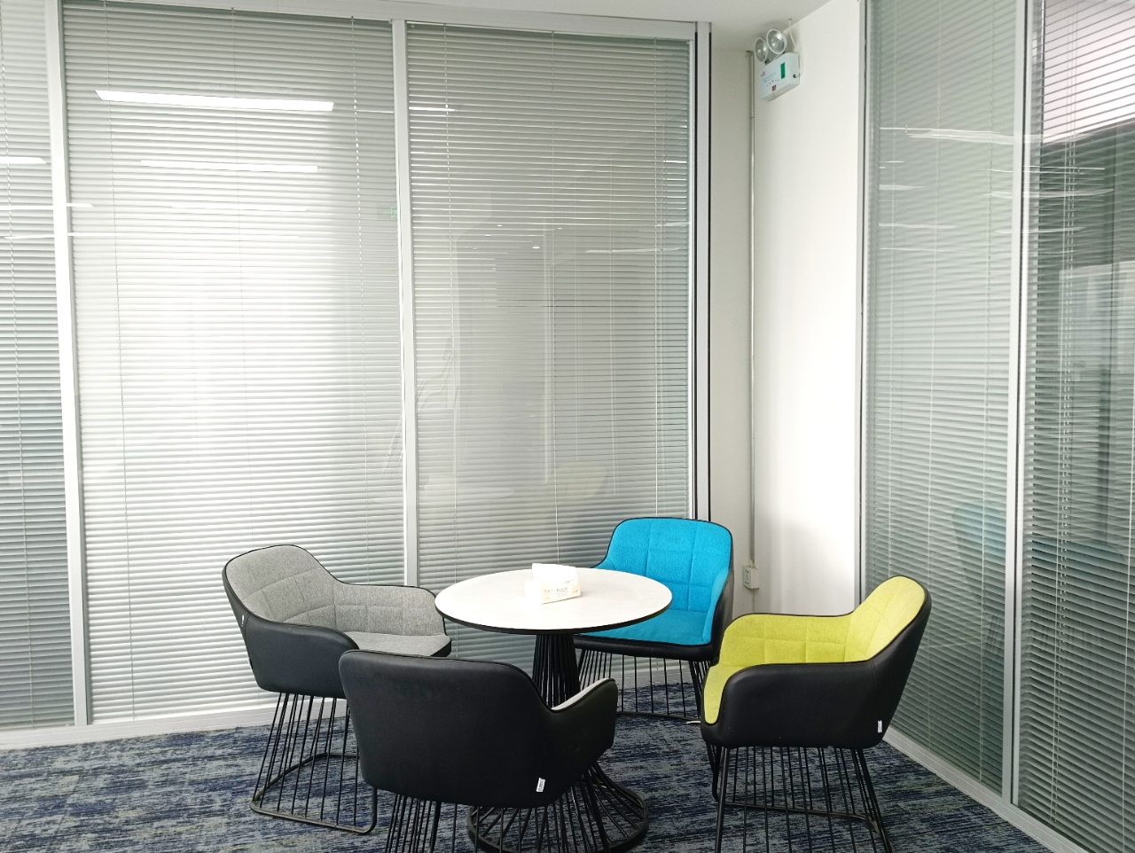 高新区环球中心300平精装办公室 特价出租 带家具 大会议室接待室
