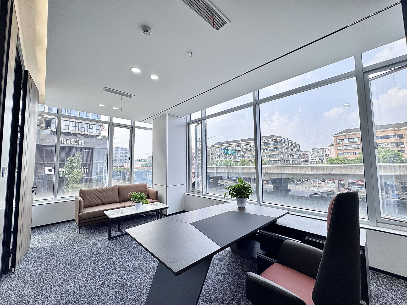 红牌楼地铁三四百米 服务面积338平 5隔间18工位 双面采光 24小时空调 精装带家具 鼎冠中心办公室出租