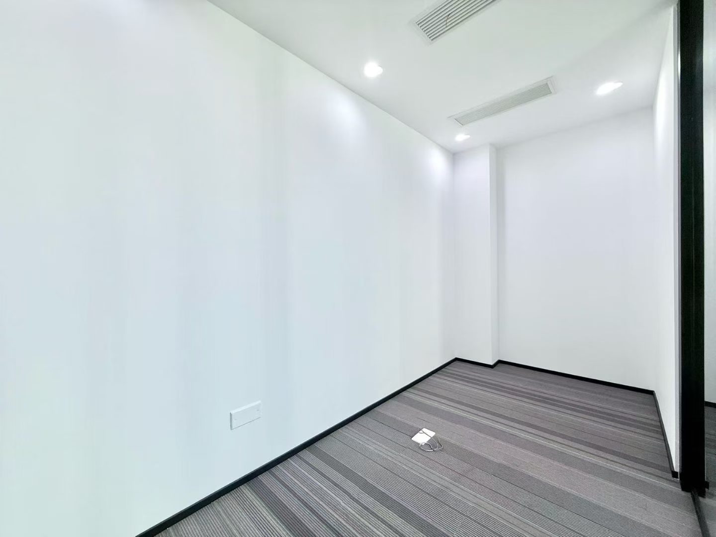 高新6号线中和版块 3隔间8工位 精装带家具 特价4888含物业费 视野巴适 创业办事处首选 香榭国际办公室出租