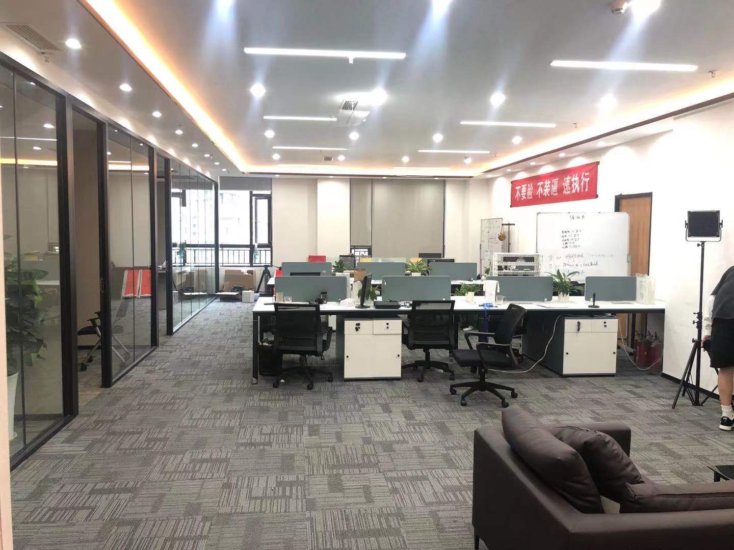 成华区建设路招商东城国际精装243平办公室 全新装修带家具 户型方正 采光好