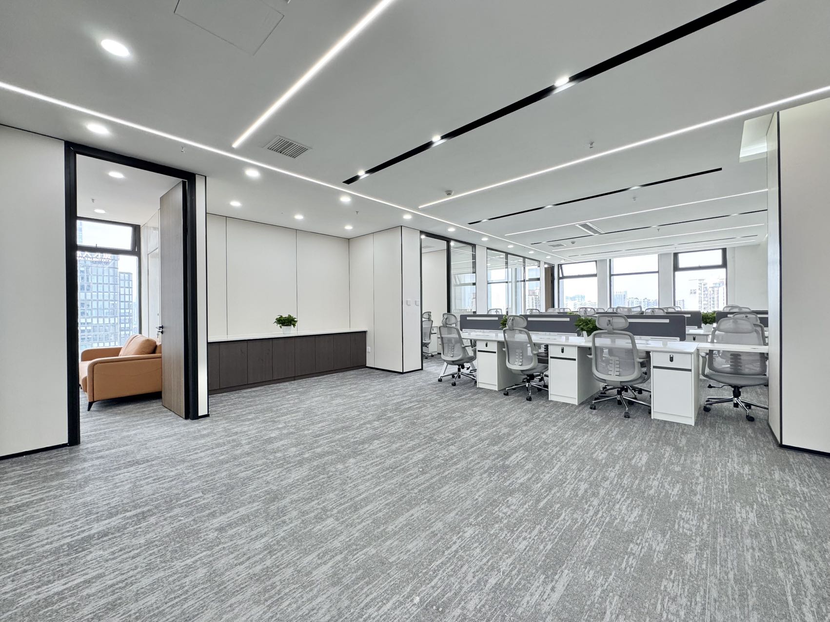 三街地铁上盖 24小时空调随时开 带共享会议室等配套 280平方 4隔间31工位 整层打造 新希望国际办公室出租