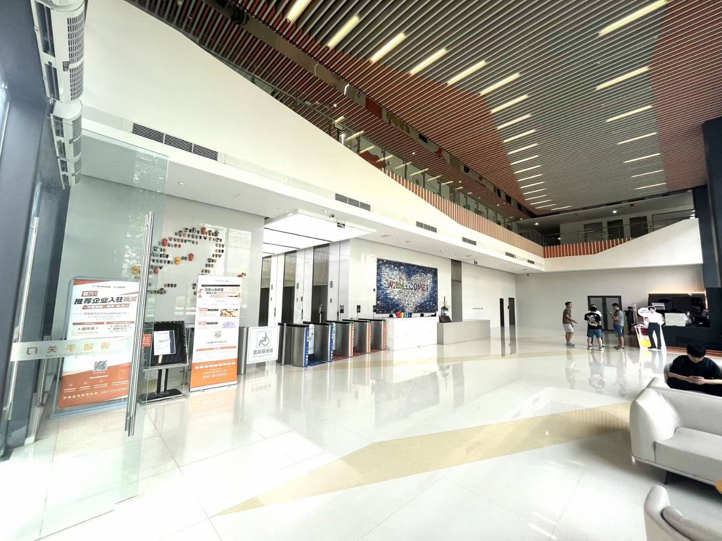 四街阿里巴巴办公楼出租 305平 4隔间45-50工位 24小时空调 大小面积均有 价格可谈