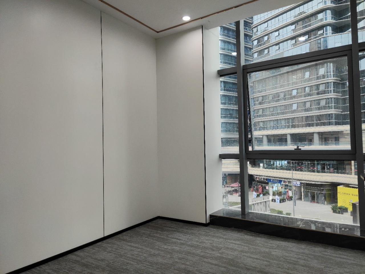 天目中心新装修办公室 精装现房出租 可根据要求配置工位家具