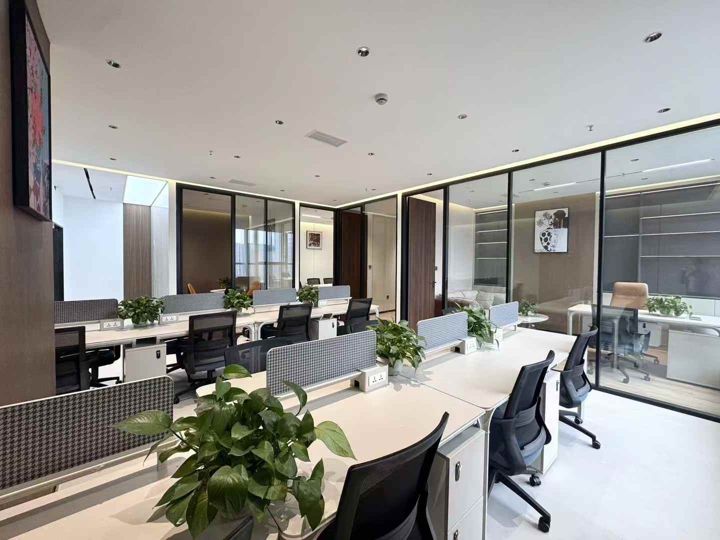 金融城地铁小户型出租 高利用率 135平方4隔间16工位 24小时空调 特价含物业 布鲁明顿办公室出租