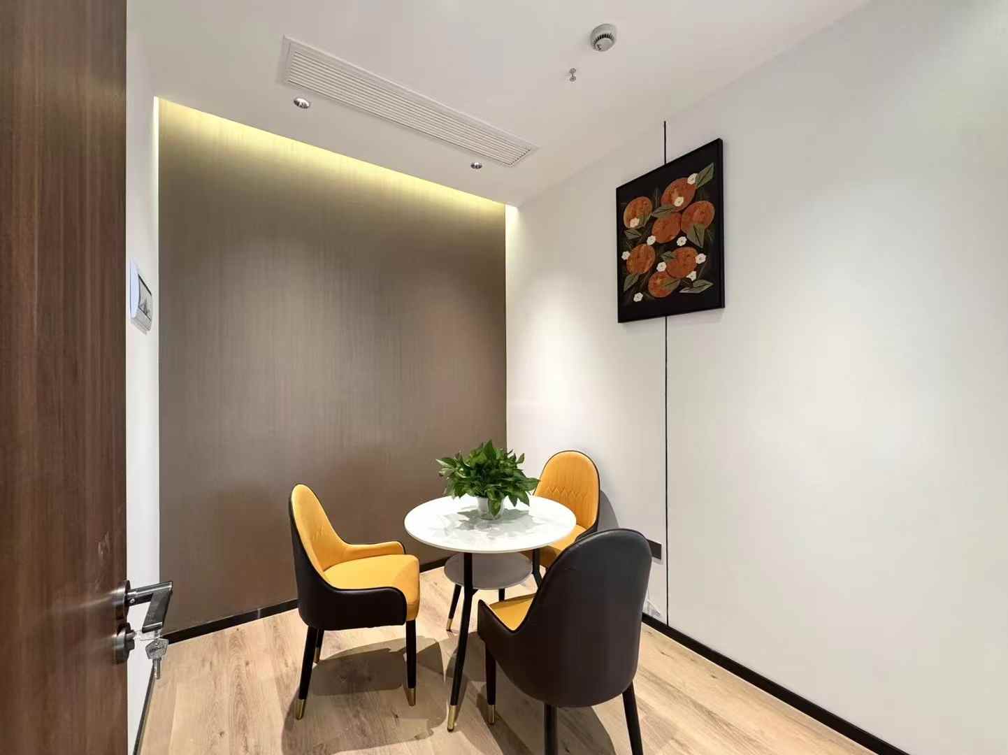 金融城地铁小户型出租 高利用率 135平方4隔间16工位 24小时空调 特价含物业 布鲁明顿办公室出租