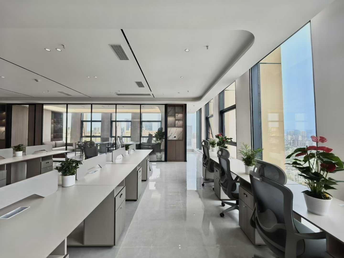 人民北路甲级楼盘 424平 双面采光 6隔间34工位 24小时空调 吊完顶层高3米 电梯口 北成8号办公室出租