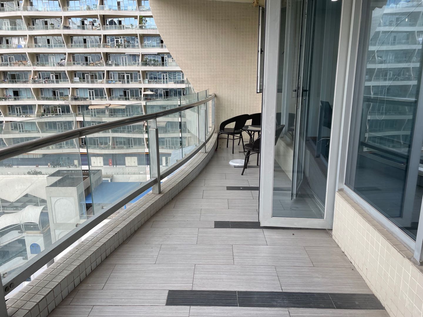 新世纪环球中心 西区带阳台 精装修带家具拎包入住 大开间