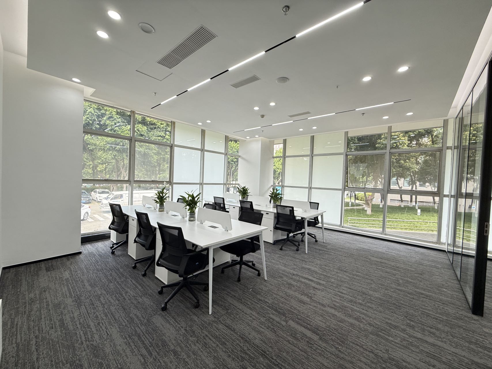 天府五街近地铁稀缺1楼户型 不用等电梯 绿植环绕 2隔间16工位 按套出租 园区环境巴适 软件园D4办公室出租