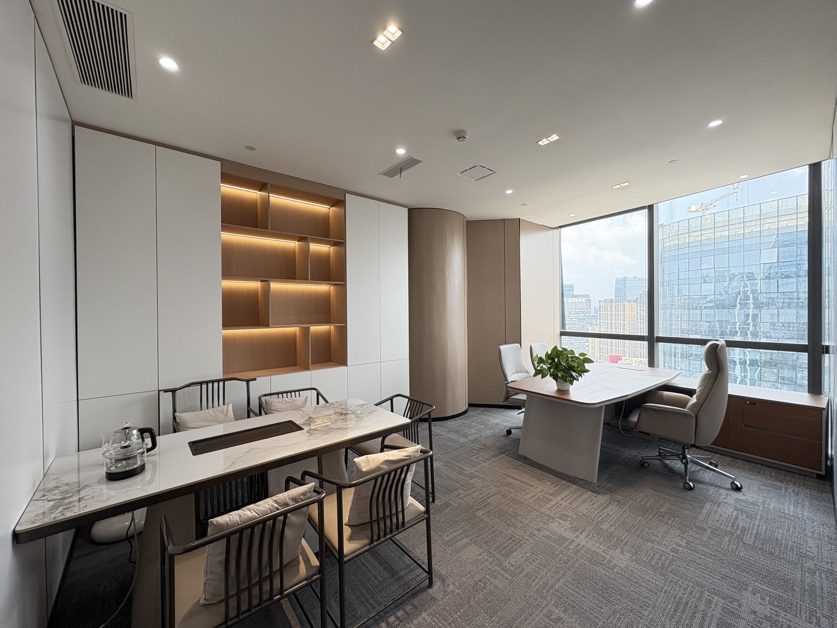 高新区大源版块甲写  8隔间10工位 隔间多 服务面积419平 精装带家具 视野巴适 复城国际办公室出租