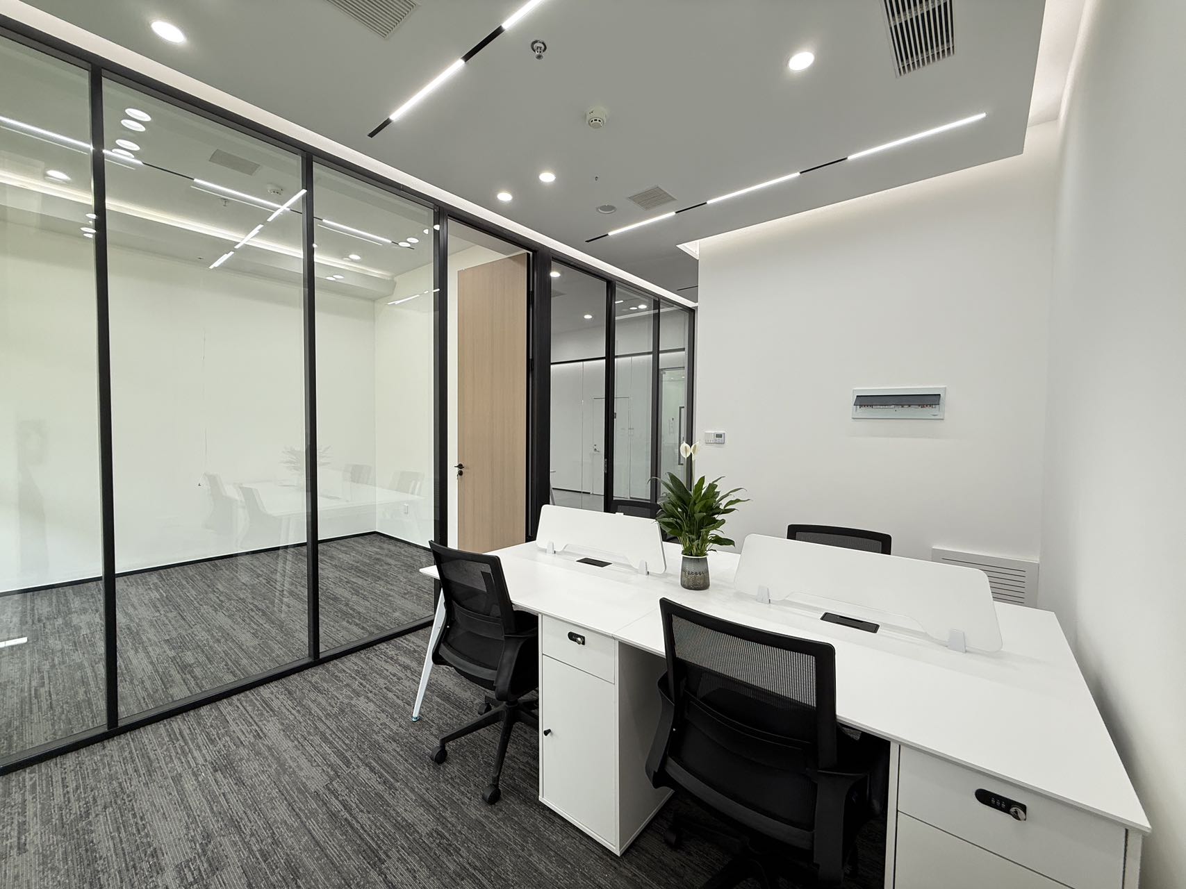 高新区软件园精选创业/办事处优质小户型 1楼不需要等电梯 园区环境巴适 2隔间6工位 先到先得 软件园办公室出租