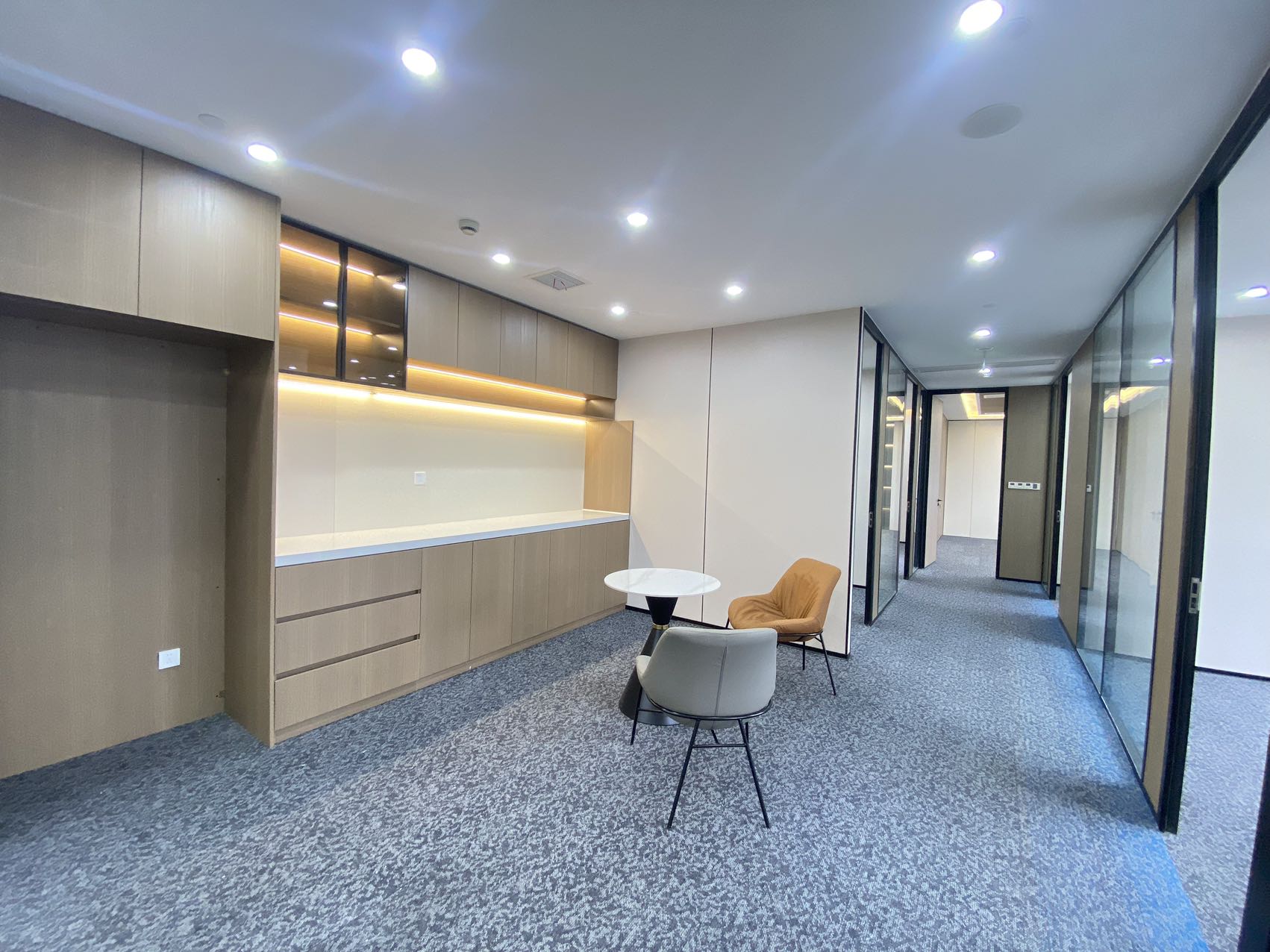 金融城甲级电梯口大户型 全新装修 538平方 8隔间45工位+1仓库 精装带家具 大气前台 东方希望中心办公室出租