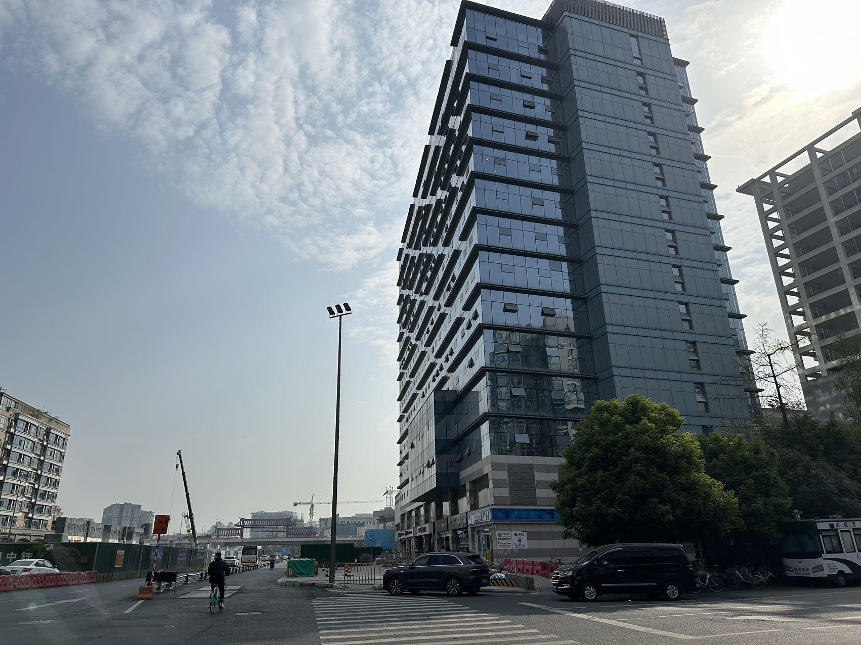 武侯区红牌楼版块 精致小户型 102平 3隔间12工位 7800元含物业费 地铁口 红牌楼广场办公室出租