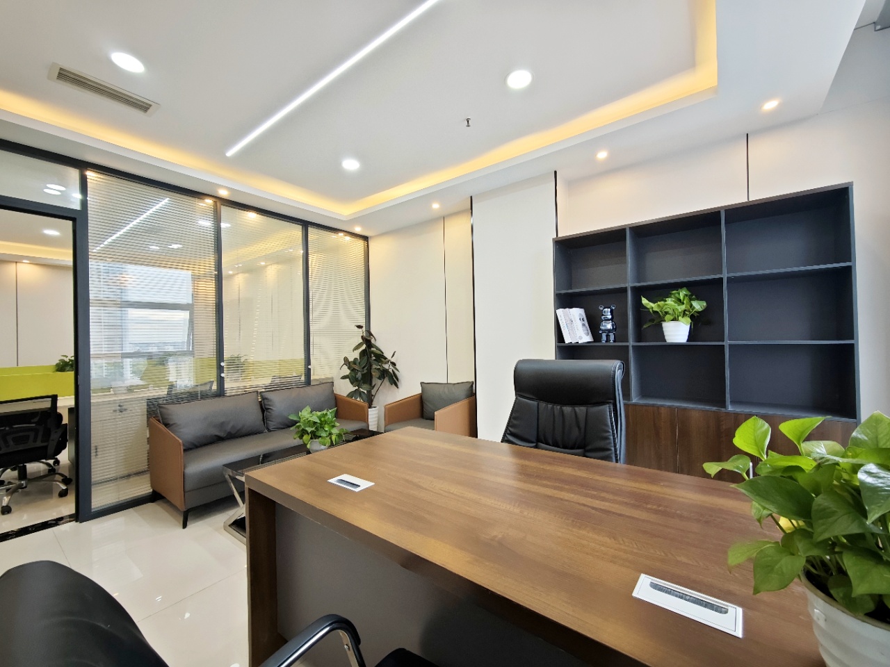 青羊区清江西路地铁近 按套出租 3隔间16工位 报价含物业费 户型方正 带家具 金沙万瑞中心办公室出租