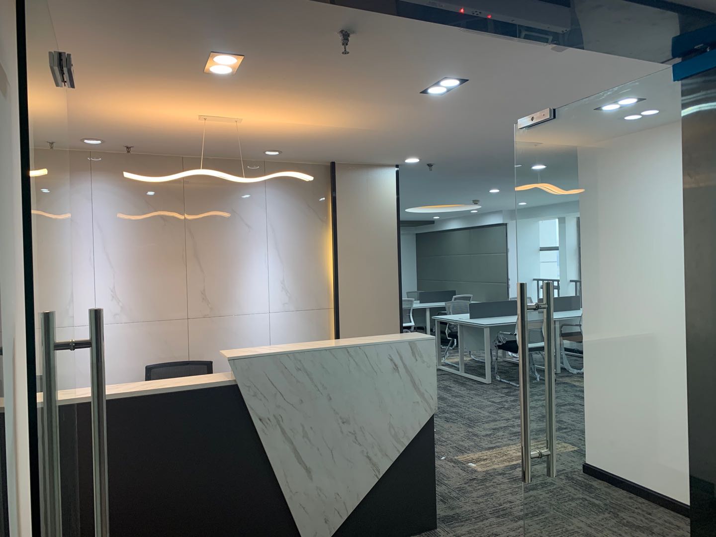 高新区高新地铁口理想中心精装办公室 双面采光  带家具