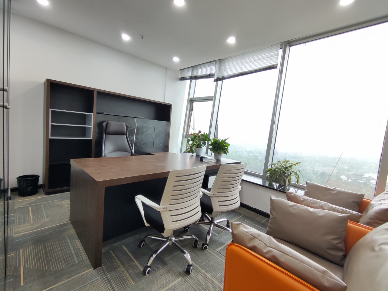 高新区新世纪环球中心168平小面积办公室 精装修带家具